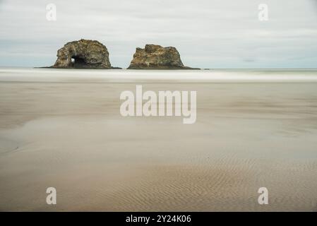 Ruhiger Blick auf den Strand von Arch Cape in einer nebligen Umgebung in Oregon. Stockfoto