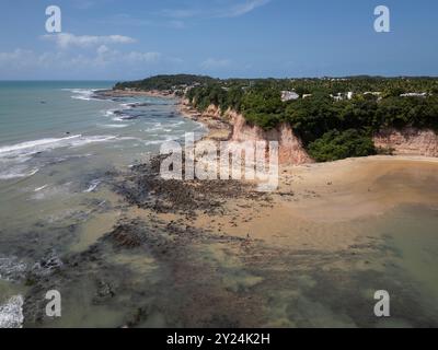 Wunderschöner Blick aus der Vogelperspektive auf den wilden Strand und die Meeresfelsen in Pipa Stockfoto