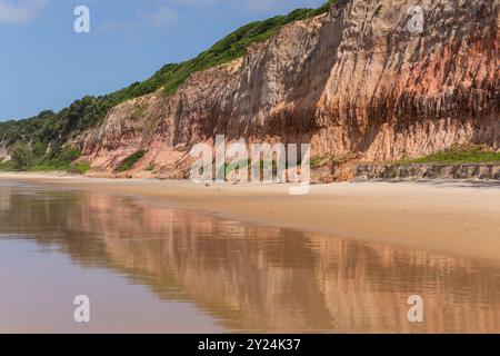 Wunderschöner Blick auf den wilden Strand Baía dos Golfinhos mit orangefarbenem Sand Stockfoto