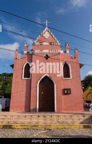 Kleine pinkfarbene Kirche im Dorf Pipa, Bundesstaat Rio Grande do Norte Stockfoto