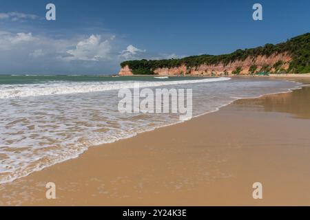 Wunderschöner Blick auf den wilden Strand Baía dos Golfinhos mit orangefarbenem Sand Stockfoto