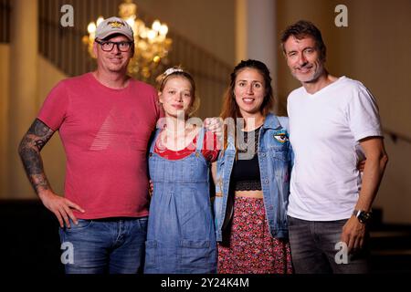 Produzent Hauke Schlichting, Schauspielerin Nora Islei, Regisseurin Anna Unterweger und Produzent und Schauspieler Guido Broscheit bei der Kinotour zu der Komödie BROKEN. ALLEIN. Eine versaute Liebesgeschichte im Filmpalast Köln. Köln, 08.09.2024 NRW Deutschland *** Produzent Hauke Schlichting, Schauspielerin Nora Islei, Regisseurin Anna Unterweger und Produzent und Schauspieler Guido Broscheit während der Kinotournee für die Komödie BROKEN ALONE Eine versaute Liebesgeschichte im Filmpalast Köln, 08 09 2024 NRW Deutschland Copyright: XChristophxHardtx Stockfoto