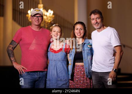 Produzent Hauke Schlichting, Schauspielerin Nora Islei, Regisseurin Anna Unterweger und Produzent und Schauspieler Guido Broscheit bei der Kinotour zu der Komödie BROKEN. ALLEIN. Eine versaute Liebesgeschichte im Filmpalast Köln. Köln, 08.09.2024 NRW Deutschland *** Produzent Hauke Schlichting, Schauspielerin Nora Islei, Regisseurin Anna Unterweger und Produzent und Schauspieler Guido Broscheit während der Kinotournee für die Komödie BROKEN ALONE Eine versaute Liebesgeschichte im Filmpalast Köln, 08 09 2024 NRW Deutschland Copyright: XChristophxHardtx Stockfoto