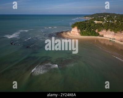 Wunderschöner Blick aus der Vogelperspektive auf orange Sandklippen und felsige Strände Stockfoto