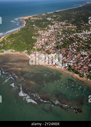 Wunderschöner Blick aus der Vogelperspektive auf das Dorf Pipa und die felsigen Sandstrände Stockfoto