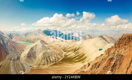 Panoramablick über den Kelitsadi See Wanderweg durch den Khorisari Pass. Vulkanplateau von Keli. Kazbegi Nationalpark Stockfoto