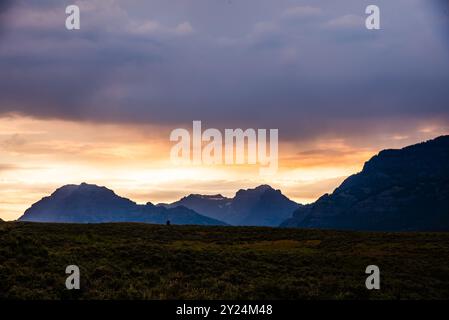 Dramatischer Sonnenaufgang über dem Lamar Valley mit den Bergen. Stockfoto