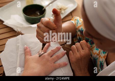 Temporäre Tätowierung von Frauenhänden mit Henna in der marokkanischen Region Marrakesch. Marrakesch, Marokko, Nordafrika. Foto: Hugo Martin/Alamy. Stockfoto