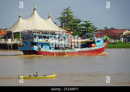 Traditionelles Musi-Boot am Musi River, Palembang, Süd-Sumatera, Indonesien Stockfoto