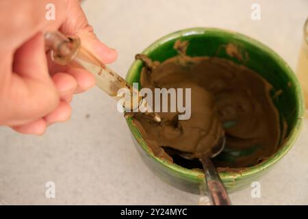 Temporäre Tätowierung von Frauenhänden mit Henna in der marokkanischen Region Marrakesch. Marrakesch, Marokko, Nordafrika. Foto: Hugo Martin/Alamy. Stockfoto