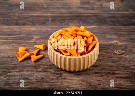 Kegel-Maisspäne auf hölzernem Hintergrund Stock Foto Stockfoto