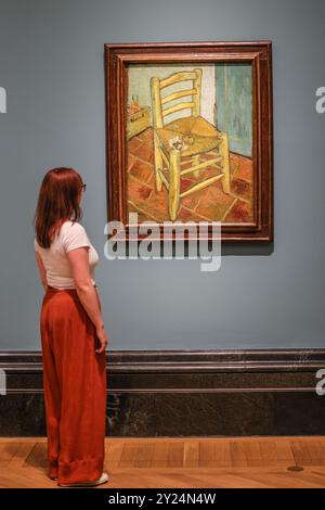 National Gallery, London, Großbritannien. September 2024. Van Gogh's Chair 1888 Öl auf Leinwand die erste Ausstellung der National Gallery widmet sich Vincent van Gogh (1853-1890) und wird die erste überhaupt sein, die sich mit den fantasievollen Wandlungen des Künstlers beschäftigt. Mit über 50 Werken mit Leihgaben aus Museen und privaten Sammlungen weltweit.14. September 2024 - 19. Januar 2025.Paul Quezada-Neiman/Alamy Live News ff Credit: Paul Quezada-Neiman/Alamy Live News Stockfoto