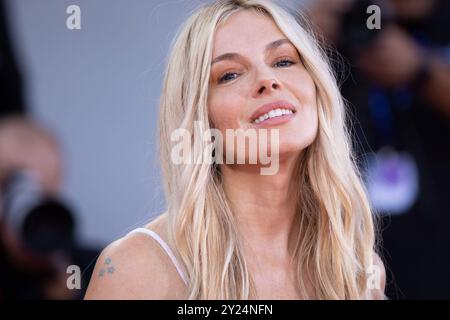 Nachrichten - Abschlusszeremonie 2024 Roter Teppich - das 81. Internationale Filmfestival Venedig Sienna Miller nimmt an der Abschlusszeremonie Roter Teppich während des 81. Internationalen Filmfestivals Venedig am 7. September 2024 im Palazzo del Cinema in Venedig Teil. Foto: Cinzia Camela. Lido di Venezia Palazzo del Cinema Italien Copyright: XCinziaxCamelax/xLiveMediax LPN 1509953 Stockfoto