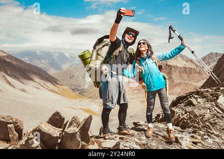 Glückliche Wanderer, die ein Selfie-Porträt auf dem Gipfel des Berges machen - lächelnde Touristen, die den Sommertag genießen - Freund und Freundin haben hier gewohnt Stockfoto