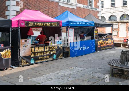 Street Food Stände im Markt im Innenhof der St. James Church Piccadilly Stockfoto