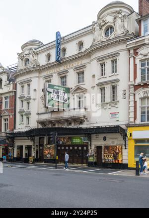 Außen an der Hauptfassade des Apollo Theatre, ein klassisches West End Theater in der Shaftesbury Avenue London England, Großbritannien Stockfoto