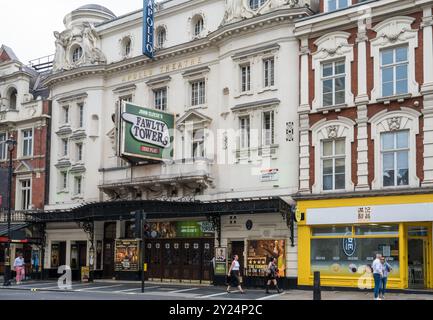 Außen an der Hauptfassade des Apollo Theatre, ein klassisches West End Theater in der Shaftesbury Avenue London England, Großbritannien Stockfoto