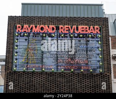 Großes beleuchtetes Neonschild an der Wand vor der ehemaligen Raymond Revue Bar Brewer Street Soho London England Großbritannien Stockfoto