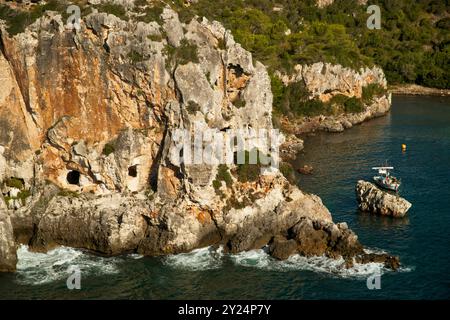 Prähistorische Klippenhäuser, Bucht von Cales Coves, Cami de Cavalls, GR223, Menorca, Balearen, Spanien. Stockfoto