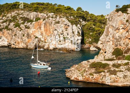 Prähistorische Klippenhäuser, Bucht von Cales Coves, Cami de Cavalls, GR223, Menorca, Balearen, Spanien. Stockfoto