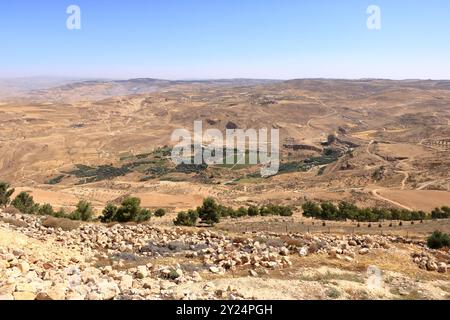 Landschaft in einem Tal zwischen Bergen (Madaba, Jordanien) Mount Nebo bei amman Stockfoto