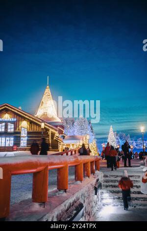 Polarnacht über dem verschneiten Santa Claus' Village in Rovaniemi, Lappland im Winter Stockfoto