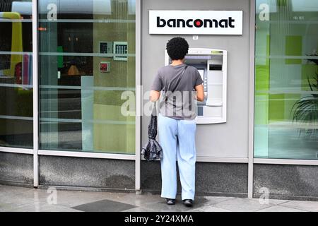 Luxemburg, Luxemburg - 30. August 2024: Frau in der Nähe des Geldautomaten der Raiffeisen Bank in Luxemburg-Stadt. Stockfoto