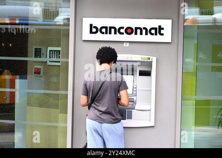 Luxemburg, Luxemburg - 30. August 2024: Frau in der Nähe des Geldautomaten der Raiffeisen Bank in Luxemburg-Stadt. Stockfoto