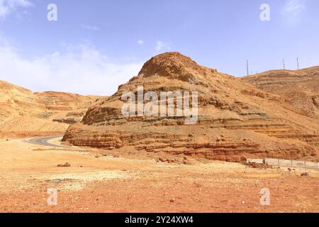 Die Berglandschaft rund um die heißen Quellen von Ma'in in Jordanien (Bergwasserfälle mit heißem Wasser und Dampf) Stockfoto