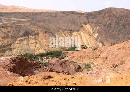 Die Berglandschaft rund um die heißen Quellen von Ma'in in Jordanien (Bergwasserfälle mit heißem Wasser und Dampf) Stockfoto