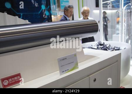 Besucher beobachten verschiedene Siliziumwafer, die während der SEMICON Taiwan im Nangang Exhibition Center in Taipei, Taiwan, im September 6,2024 gezeigt werden. Stockfoto