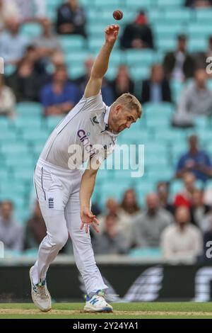 London, Großbritannien. September 2024. Olly Stone of England liefert den Ball während des 3. Rothesay Test Match Day Four England gegen Sri Lanka im Kia Oval, London, Großbritannien, 9. September 2024 (Foto: Mark Cosgrove/News Images) in London, Großbritannien am 9. September 2024. (Foto: Mark Cosgrove/News Images/SIPA USA) Credit: SIPA USA/Alamy Live News Stockfoto