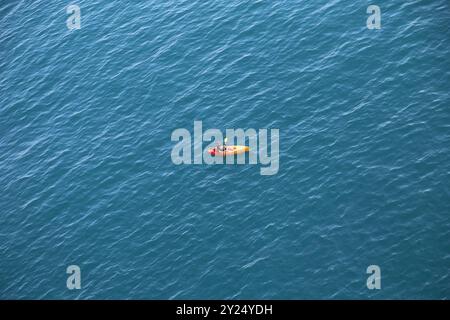 Blaues Meerwasser, rotes gelbes Boot mit Rudern, zwei Personen Sport Hintergrund Dubrovnik, Kroatien 22. April 2023. Hochwertige Fotos Stockfoto