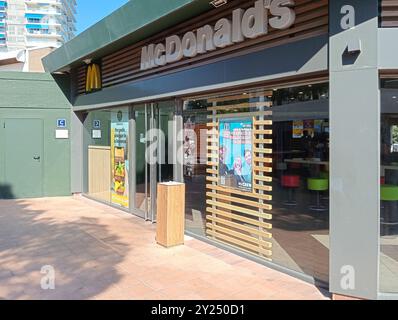 Palmanova, Spanien; 10. august 2024: Hauptfassade eines Fast-Food-Restaurants des multinationalen Unternehmens McDonalds im mallorquinischen Ferienort Palm Stockfoto