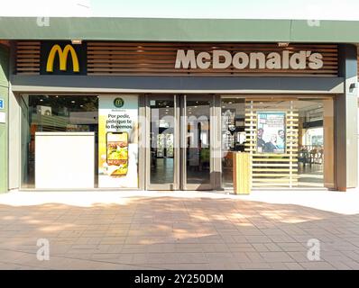 Palmanova, Spanien; 10. august 2024: Hauptfassade eines Fast-Food-Restaurants des multinationalen Unternehmens McDonalds im mallorquinischen Ferienort Palm Stockfoto