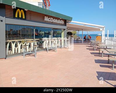 Palmanova, Spanien; 10. august 2024: Hauptfassade eines Fast-Food-Restaurants des multinationalen Unternehmens McDonalds im mallorquinischen Ferienort Palm Stockfoto