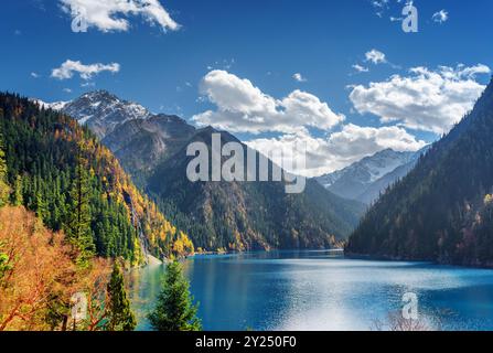 Fantastischer Blick auf den Long Lake inmitten schneebedeckter Berge Stockfoto