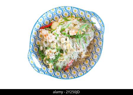 Gestanzte thailändische gebratene Vermicelli-Nudel mit Garnelen, Omelett und Kletterflegel auf weiß isoliert. Stockfoto