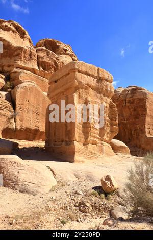 Djinn-Blöcke, drei riesige, gehobene Denkmäler, Wache neben dem Weg, in der Nähe des Eingangs der antiken Stadt Petra in Jordanien Stockfoto