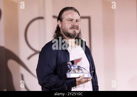 Italien, Lido di Venezia, 07. September 2024: Brady Corbet posiert mit dem Silbernen Löwen-Preis für den besten Regisseur für „der Brutalist“ während des 81. Venedig Stockfoto