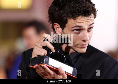 Italien, Lido di Venezia, 07. September 2024: Francesco Gheghi posiert mit dem Orizzonti Award für den besten Schauspieler für Familia während des 81. Praktikanten in Venedig Stockfoto