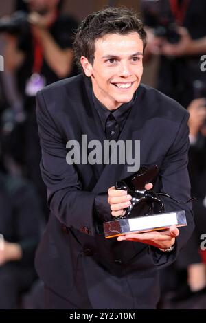 Italien, Lido di Venezia, 07. September 2024: Francesco Gheghi posiert mit dem Orizzonti Award für den besten Schauspieler für Familia während des 81. Praktikanten in Venedig Stockfoto
