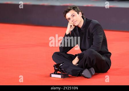 Italien, Lido di Venezia, 07. September 2024: Francesco Gheghi posiert mit dem Orizzonti Award für den besten Schauspieler für Familia während des 81. Praktikanten in Venedig Stockfoto