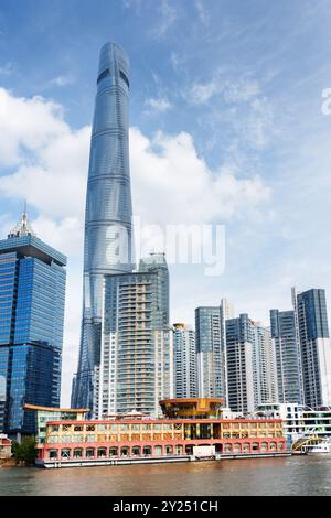 Blick auf die Fährhaltestelle am Huangpu Fluss in Shanghai, China Stockfoto