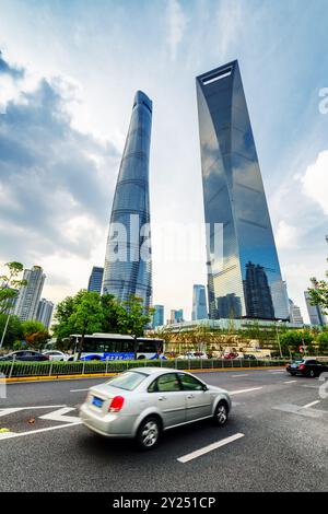 Blick von unten auf die Wolkenkratzer in der Innenstadt von Shanghai, China Stockfoto