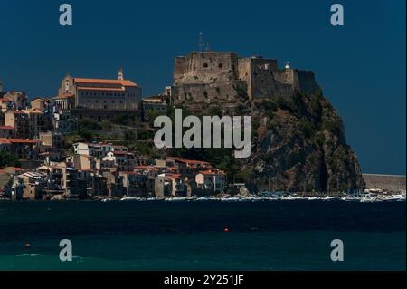 Mittelalterliche Burg (rechts), Castello Ruffo di Calabria und Stadt Scilla in Kalabrien, Italien. Der griechischen und römischen Legende nach spukte das Meeresungeheuer Scylla hier, gegenüber dem Whirlpool Charybdis. Links von der Burg befindet sich eine Kirche, die in den 1950er Jahren wieder aufgebaut wurde, die Chiesa dell’Immacolata. Stockfoto