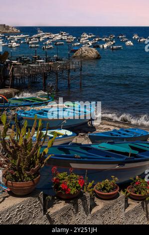 Fischerboote und Restaurant in Scilla, einer Stadt in Kalabrien, Italien mit Blick auf das Tyrrhenische Meer und die Meerenge von Messina. Der griechischen und römischen Legende nach spukte das Meeresungeheuer Scylla hier, gegenüber dem Whirlpool Charybdis. Stockfoto