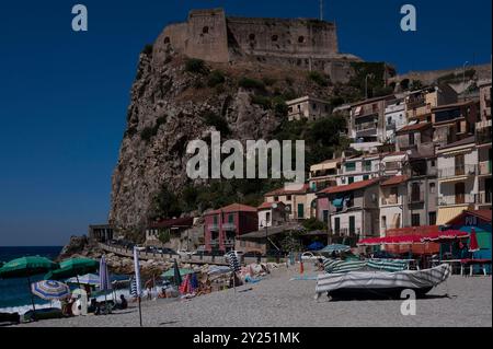 Mittelalterliche Burg, Castello Ruffo di Calabria, thront auf Felsen über dem Strand in der Stadt Scilla in Kalabrien, Italien, mit Blick auf das Tyrrhenische Meer und die Meerenge von Messina. Der griechischen und römischen Legende nach spukte das Meeresungeheuer Scylla hier, gegenüber dem Whirlpool Charybdis. Stockfoto