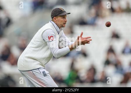 London, Großbritannien. September 2024. Joe Root of England erhält den Ball während des 3. Rothesay Test Match Day Four England gegen Sri Lanka im Kia Oval, London, Vereinigtes Königreich, 9. September 2024 (Foto: Mark Cosgrove/News Images) in London, Vereinigtes Königreich am 9. September 2024. (Foto: Mark Cosgrove/News Images/SIPA USA) Credit: SIPA USA/Alamy Live News Stockfoto
