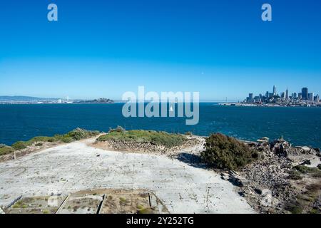 Alcatraz, ein ehemaliges Hochsicherheitsgefängnis auf Alcatraz Island in der Bucht von San Francisco, ist bekannt für seine berüchtigte Vergangenheit und seine atemberaubende Lage. It Stockfoto